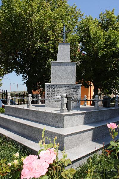 Monumentul eroilor - in incinta Primariei Valeni